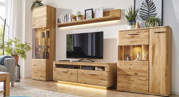 Massivholzwohnwand mit Fernseher und Highboard in gemuetlichem Wohnzimmer.