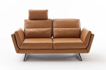 Frontalansicht Sofa TOVA von RAUM.FREUNDE in cognacfarbenem Leder