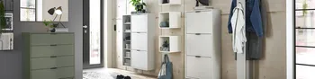 Eingangsbereich mit drei an der Wand montierten Garderobenschränken in Weiß und Grün. Es wirkt modern und doch gemütlich. 
