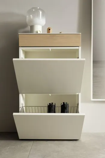 Moderner Weißer Schuhschrank mit zwei Klapptüren, die aufgeklappt sind und ein Holzelement über den Klapptüren.