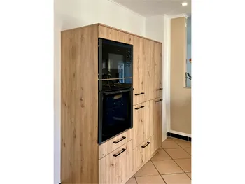 Backofen in einer holzfarbenen Küche