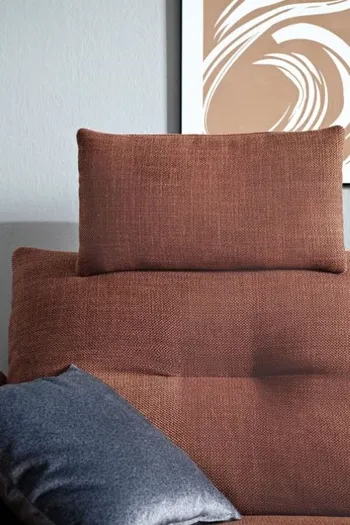Rückenlehne und Kopfstütze eines roten Sofas.