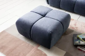 Blau gesteppter Hocker mit abgerundeten Ecken.