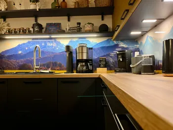 Detailansicht der Arbeitsplatte einer modernen Küche