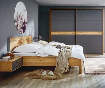 Massivholz Schlafzimmereinrichtung mit Bett und Kleiderschrank.