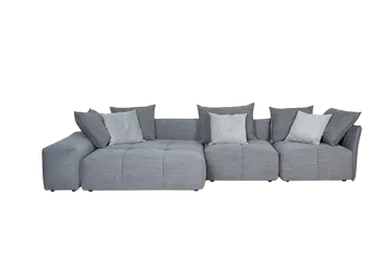 Hellgraues Ecksofa mit mehreren Dekokissen. 