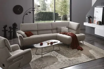 Beiges Ecksofa mit hohen Rückenlehnen und klappbaren Kopfstützen in einem hellen Raum.
