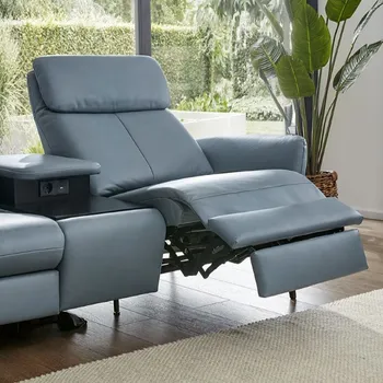 Blaue Couch aus Leder in Relaxposition.