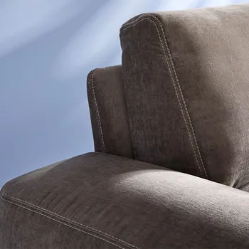 Kontrastnaht an einem Sofa mit Bezug in Mocca Mousse.