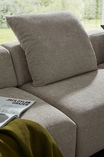 Funktionskissen für höhere Rückenlehne bei grauem Stoffsofa.