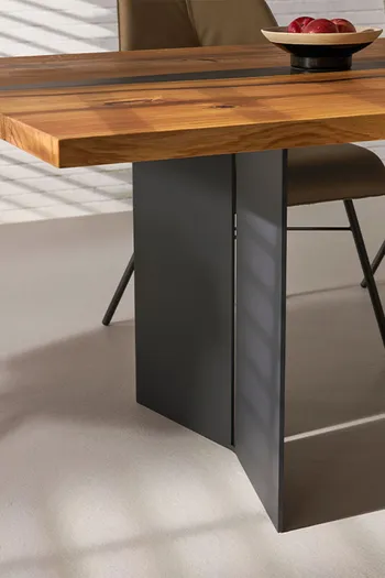 Design Esstisch mit Massivholz Tischplatte und schwarzem Tischgestell.