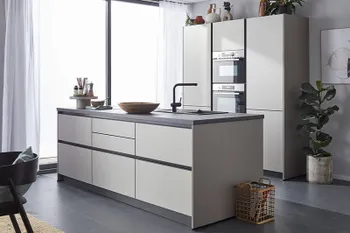 Moderne weiße Küche mit Glasfront.