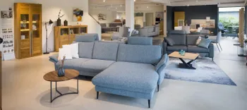 Sofas und Vitrinen in der Möbelausstellung, Sofa blau