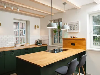 Totalansicht einer modernen Familienküche in grün