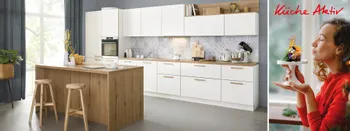 Helle Küche mit weißen Fronten und Holzelementen