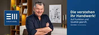 Mark Kühler, Heimwerkerexperte, lächelt in einem stilvollen Wohnambiente. Text auf dem Bild: 'Die verstehen ihr Handwerk! Auf Funktion und Qualität geprüft. Mark Kühler – Heimwerkerkönig.' Europa Möbel Logo im Vordergrund.