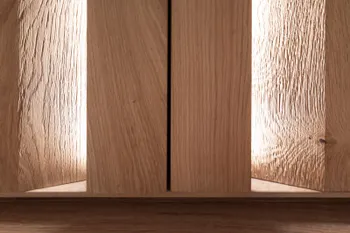 Nahansicht der beleuchteten Front einer Vitrine aus Eiche.