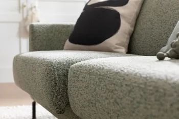 Eine grüne Liegefläche eines Sofas.