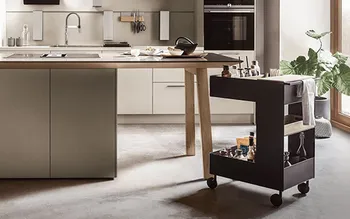 Passend zu den Küchen von next125 gibt es einen praktischen Küchen-Trolley, der die wichtigsten Küchenutensilien immer bereitstellt. 