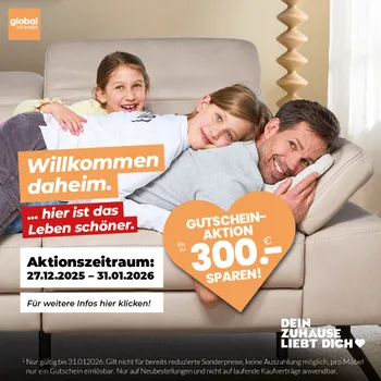 Familie mit zwei Kindern entspannt auf hellem Sofa im Wohnzimmer während einer Wohnmöbel Aktion. Werbebanner mit Gutscheinen über 100 200 und 300 Euro für Möbelkauf im Aktionszeitraum sorgt für wohnliche Atmosphäre und Kaufanreiz.