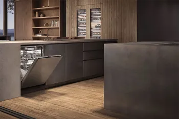 Vollintegrierter Einbaugeschirrspüler von Gaggenau in einer modernen grauen Küche.
