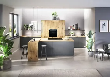 Anthrazitfarbene Kueche mit Holzfronten und Holzarbeitsplatte