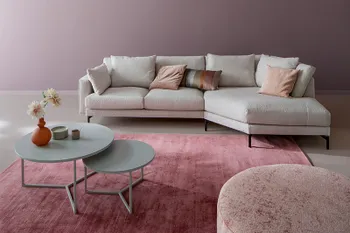 Raumfreunde-sofa-anesa-trapezform-sessel-valdis-milieu-rosa-interior-milieubild.jpg