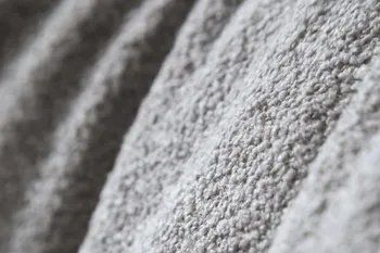 Grauer weicher Stoff im Detail.