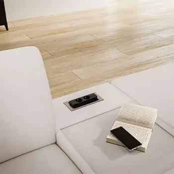 Beiges Sofa Colombia von akad&apos;or mit USB Anschluss in der Sitzfläche.
