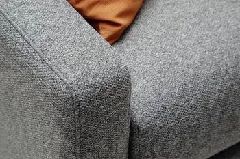 Moderne graue Armlehne eines Sofas.