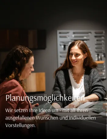 Zwei Frauen beim Planungsgespräch einer Küche.