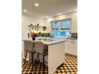 Gesamtansicht einer Inselküche