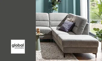 Ein graues Sofa der Marke Global Wohnen, auf der linken Seite befindet sich das Global -Wohnen-Logo auf grauem Hintergrund.