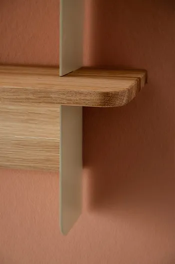 Detail des RAUM.FREUNDE Wandregals OLAI in beigem Metall und Eiche