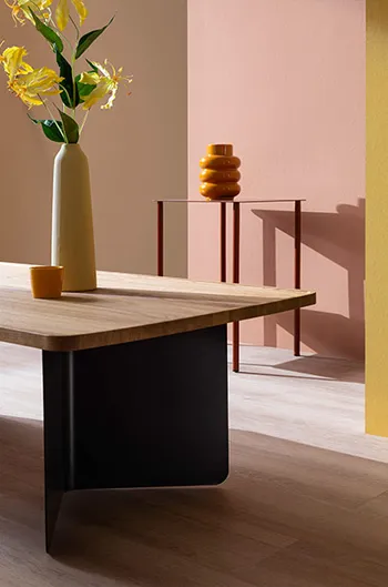 Detailaufnahme von Couchtisch OLAI von RAUM.FREUNDE aus schwarzem Metall und Eiche