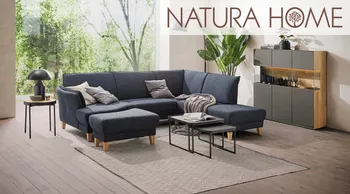 Blaues Ecksofa mit hoelzernem Highboard