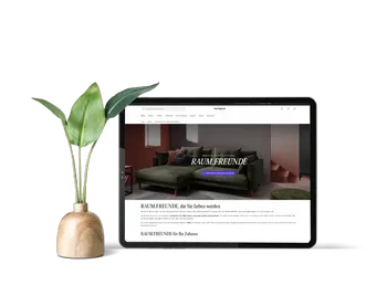 Ipad mit raum-freunde.de-Website und Pflanze