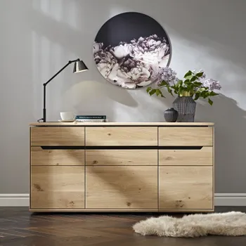 Sideboard aus Massivholz mit sechs Schubläden und drei Türen.