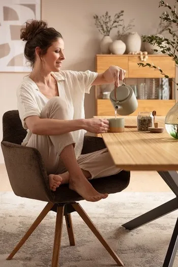 slow-living-dame-sitzt-gemuetlich-auf-stuhl.jpg