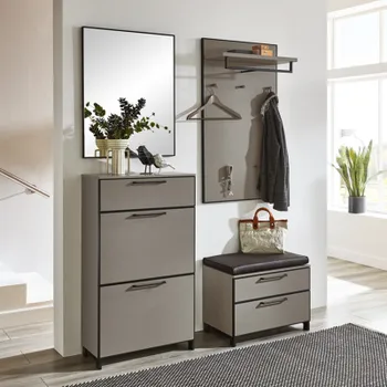 Modernes Garderobenset bestehend aus 4 Elementen. Einen mittelgroßen Schrank, einen Schuhschrank, eine Garderobenstange mit Regal und einem Spiegel. Die Schränke sind in Grau gehalten, die Kanten sind schwarz. 