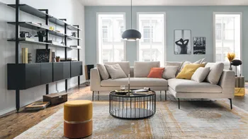 Modernes Wohnzimmer mit Wandregal und Couch