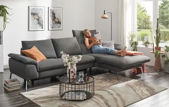 global-family-ecksofa-gotera-grau-frau-liegt-auf-longchair.jpg