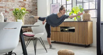 raumfreunde-sideboard-stav-frau-yogapose.webp