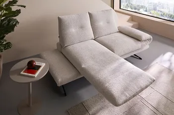 Liegefunktion bei beigem Stoffsofa in hellem Wohnzimmer.