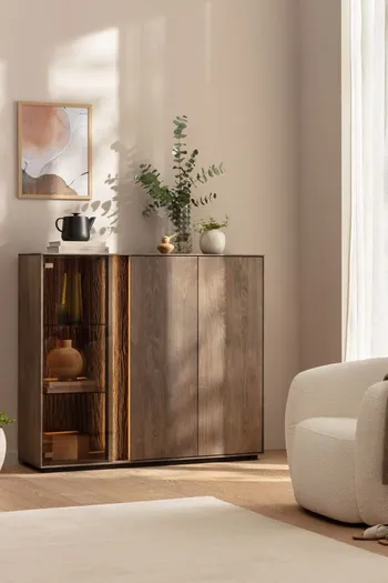 Sideboard aus massivem Buchenholz, mit zwei Türen und auf der linken Seite Regalböden aus Glas mit Beleuchtung.