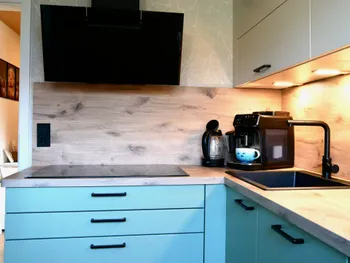 Gesamtansicht einer salbeigrünen Küche