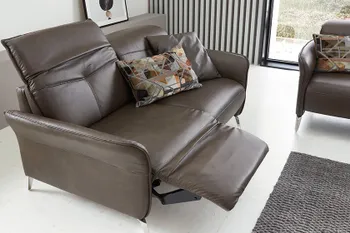 Braunes Ledersofa mit Relaxfunktion.