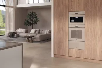 Übereinander eingebaute Elektrogeräte in Holzküchenzeile