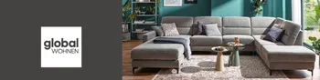 Graue Wohnlandschaft in einem bunten modernen Wohnzimmer. Links auf einer grauen Fläche steht das Global Wohnen Logo. 
