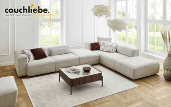 Helles Wohnzimmer mit modularer Lounge-Eckcouch, „couchliebe Lounge“ Schriftzug.